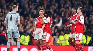 他在接受采 他在接受采